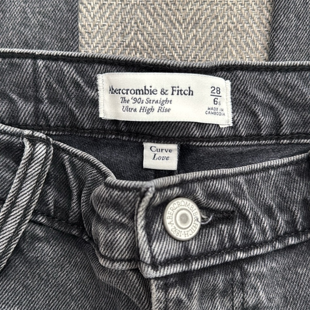 A&F - The 90’s Straight Ultra High Rise Curve Love Jeans - Picture 10 of 16